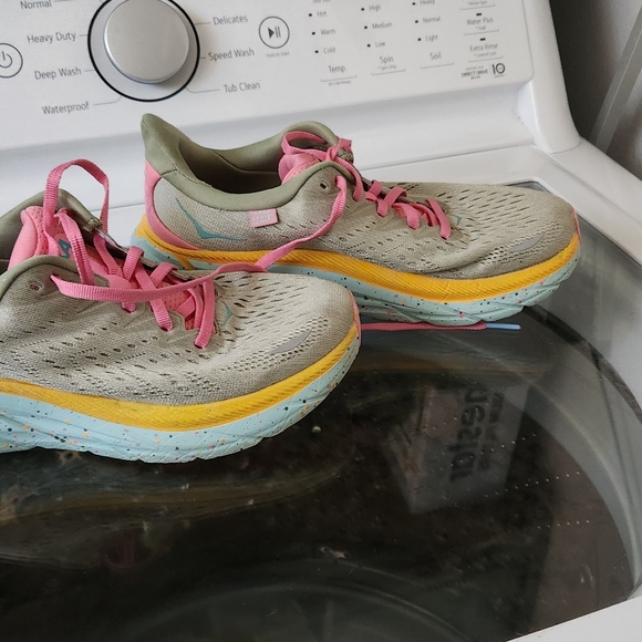 2 pairs of practically new HOKA - Picture 10 of 11
